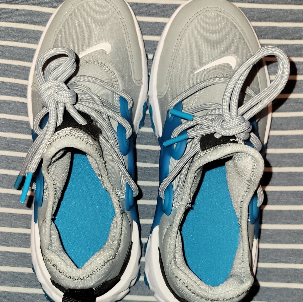 Boys Nike react presto size 4Y new